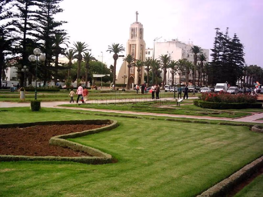 Offices & shops for sale in Quartier du Parc. Dimension 300 m². Caretaker available, air conditioning system