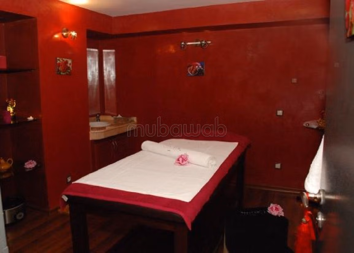 Offices & shops for sale in Quartier du Parc. Dimension 300 m². Caretaker available, air conditioning system