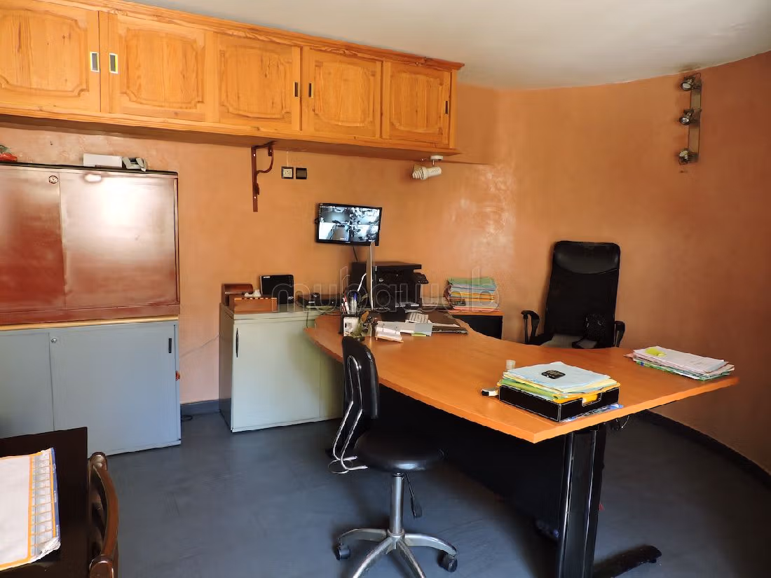 Offices & shops for sale in Quartier du Parc. Dimension 300 m². Caretaker available, air conditioning system