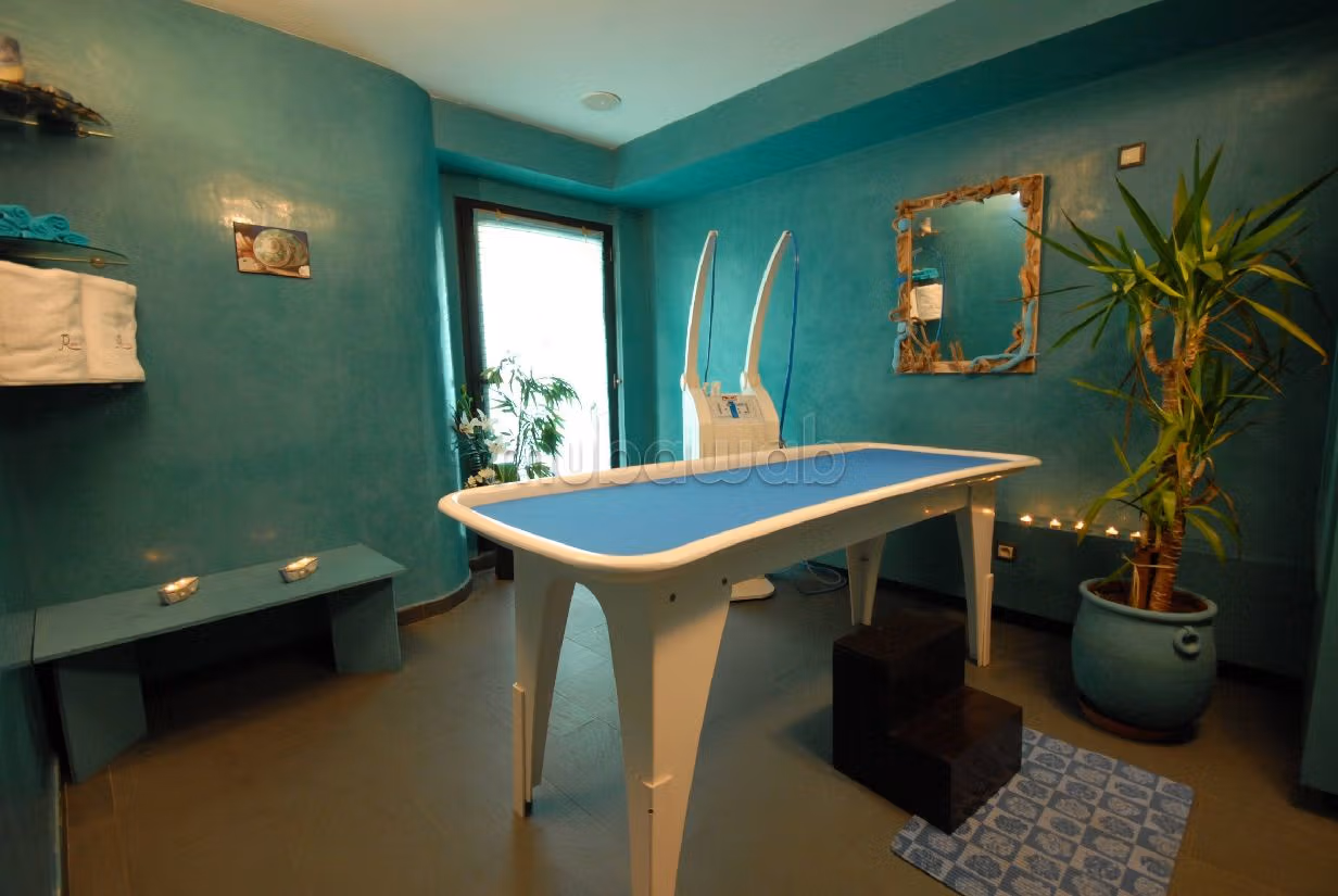 Offices & shops for sale in Quartier du Parc. Dimension 300 m². Caretaker available, air conditioning system