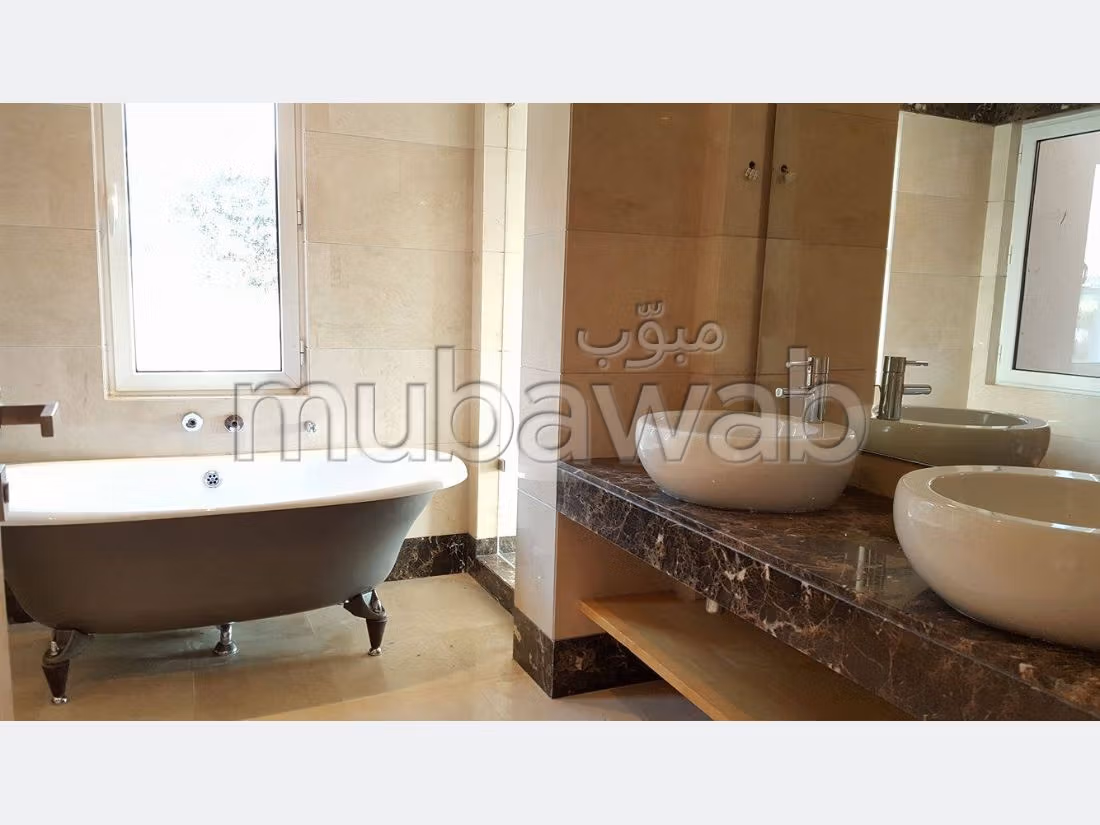 Magnífica villa en alquiler. Dimensión 1 700 m². Bodega, gran terraza. 