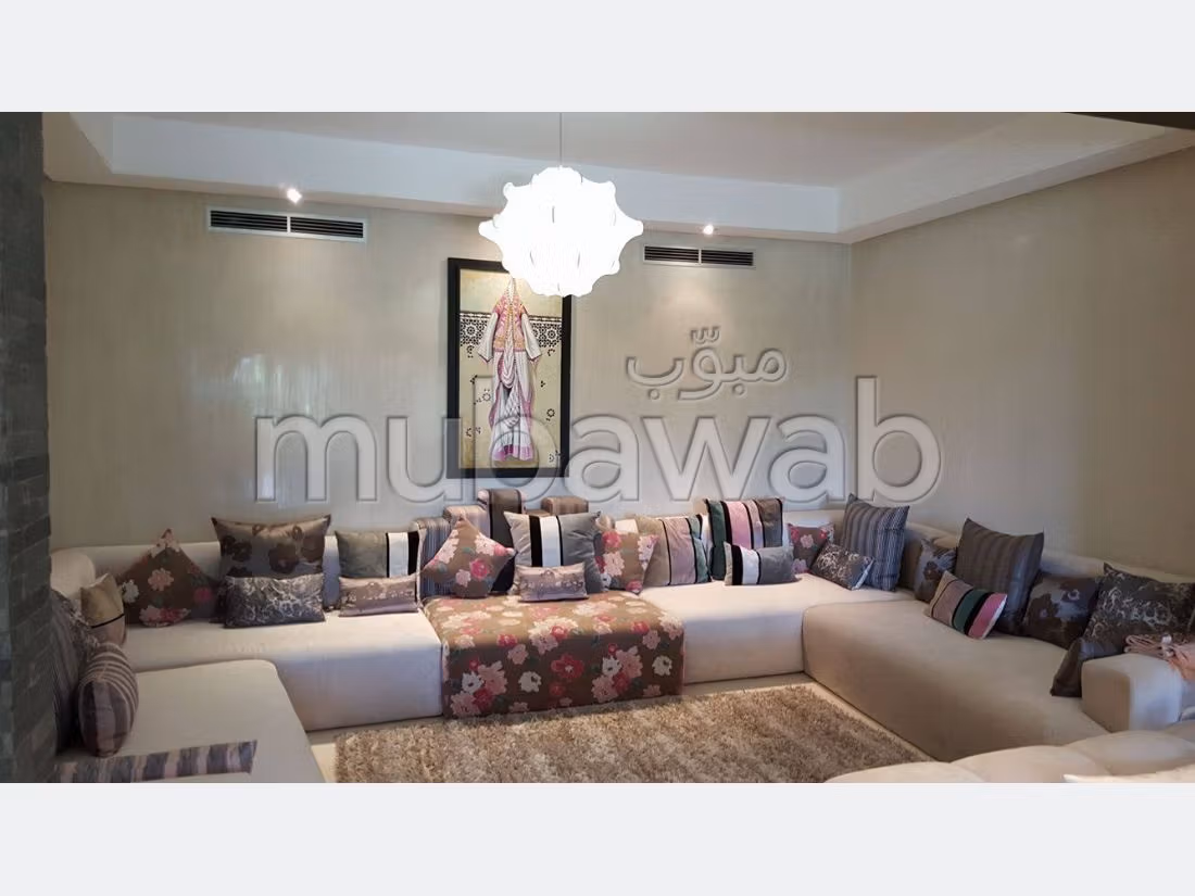 Magnífico piso en alquiler. 3 Bonitas habitaciones. Cuenta con una piscina y una chimenea. 