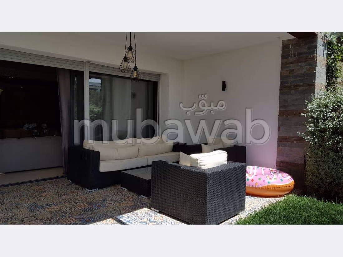 Magnífico piso en alquiler. 3 Bonitas habitaciones. Cuenta con una piscina y una chimenea. 