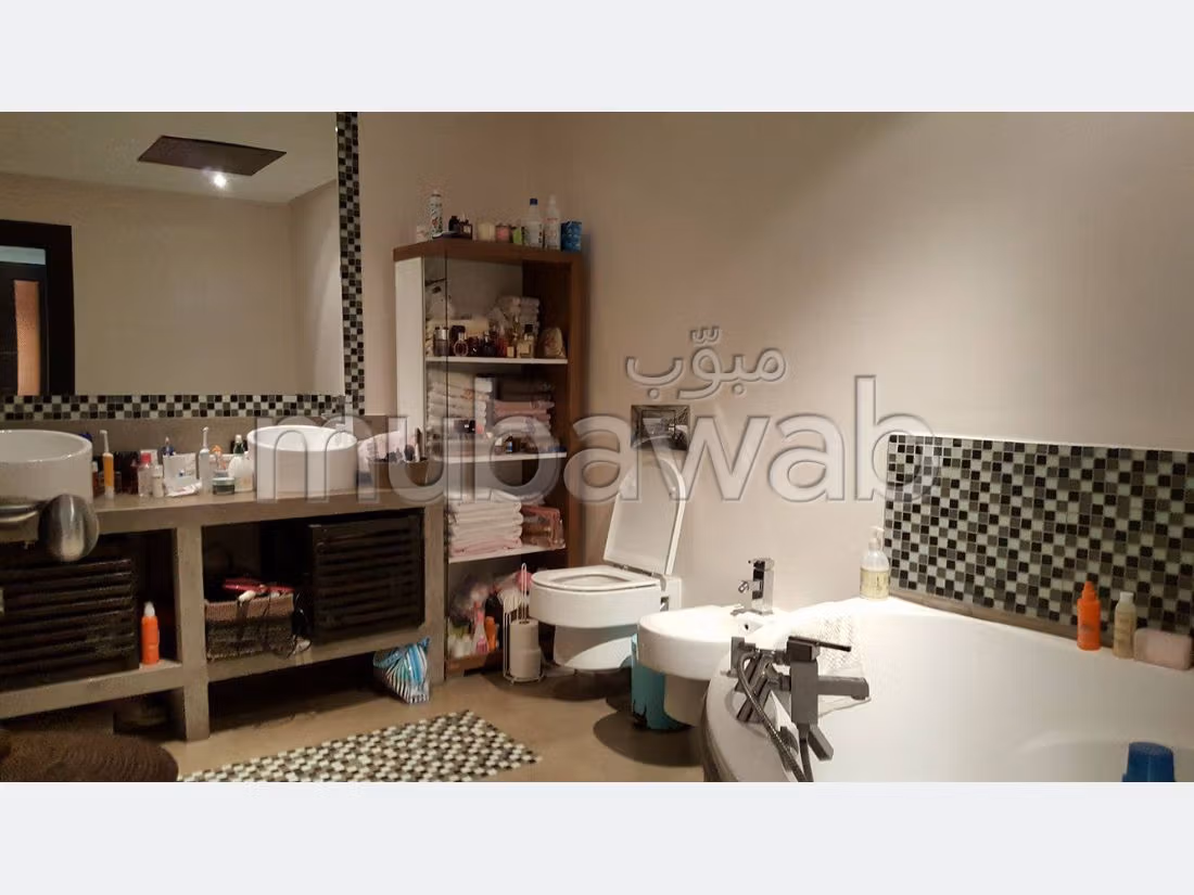 Magnífico piso en alquiler. 3 Bonitas habitaciones. Cuenta con una piscina y una chimenea. 