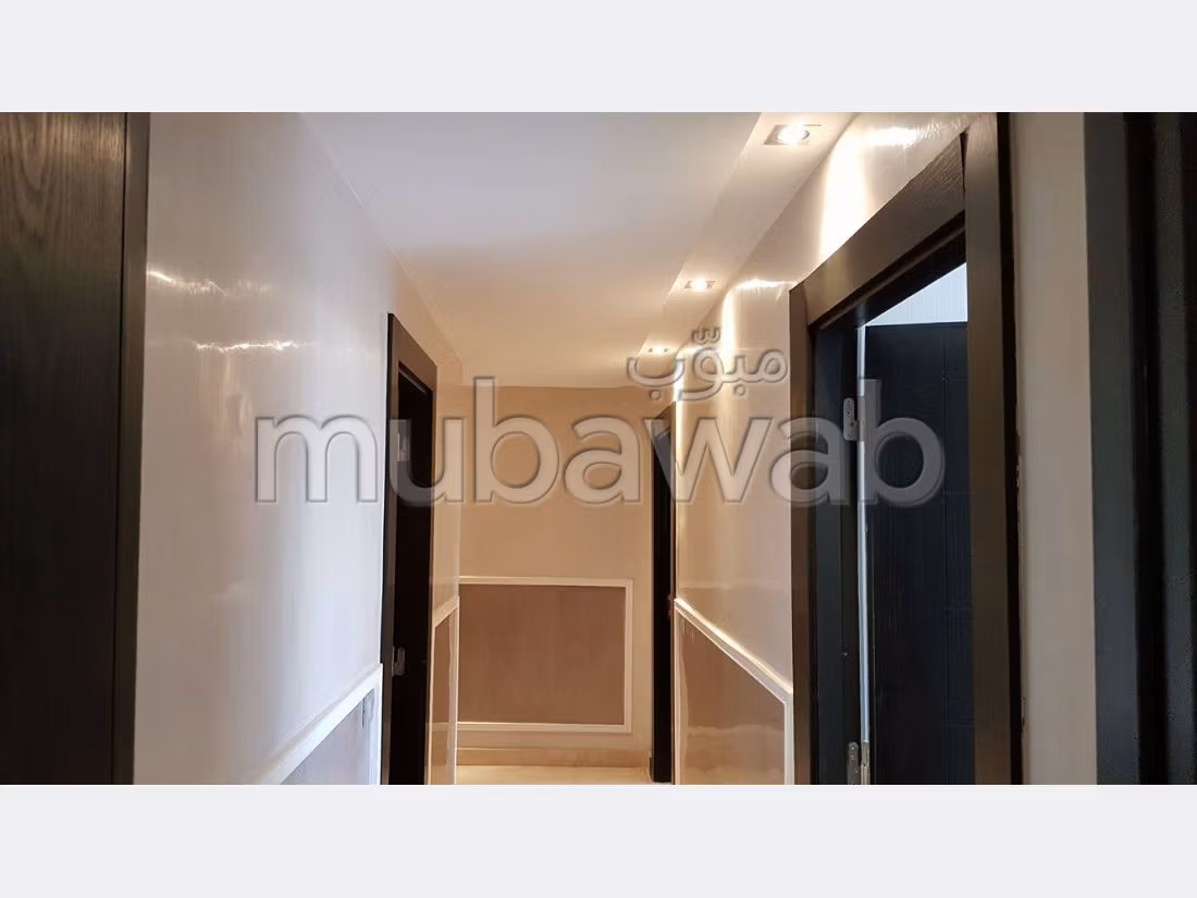 Magnífico piso en alquiler. 3 Bonitas habitaciones. Cuenta con una piscina y una chimenea. 