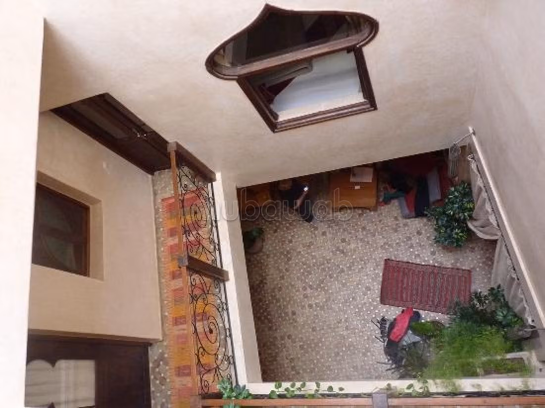 رياض جيد للبيع ب المدينة القديمة. 5 غرف ممتازة. مطبخ مجهز جيدا