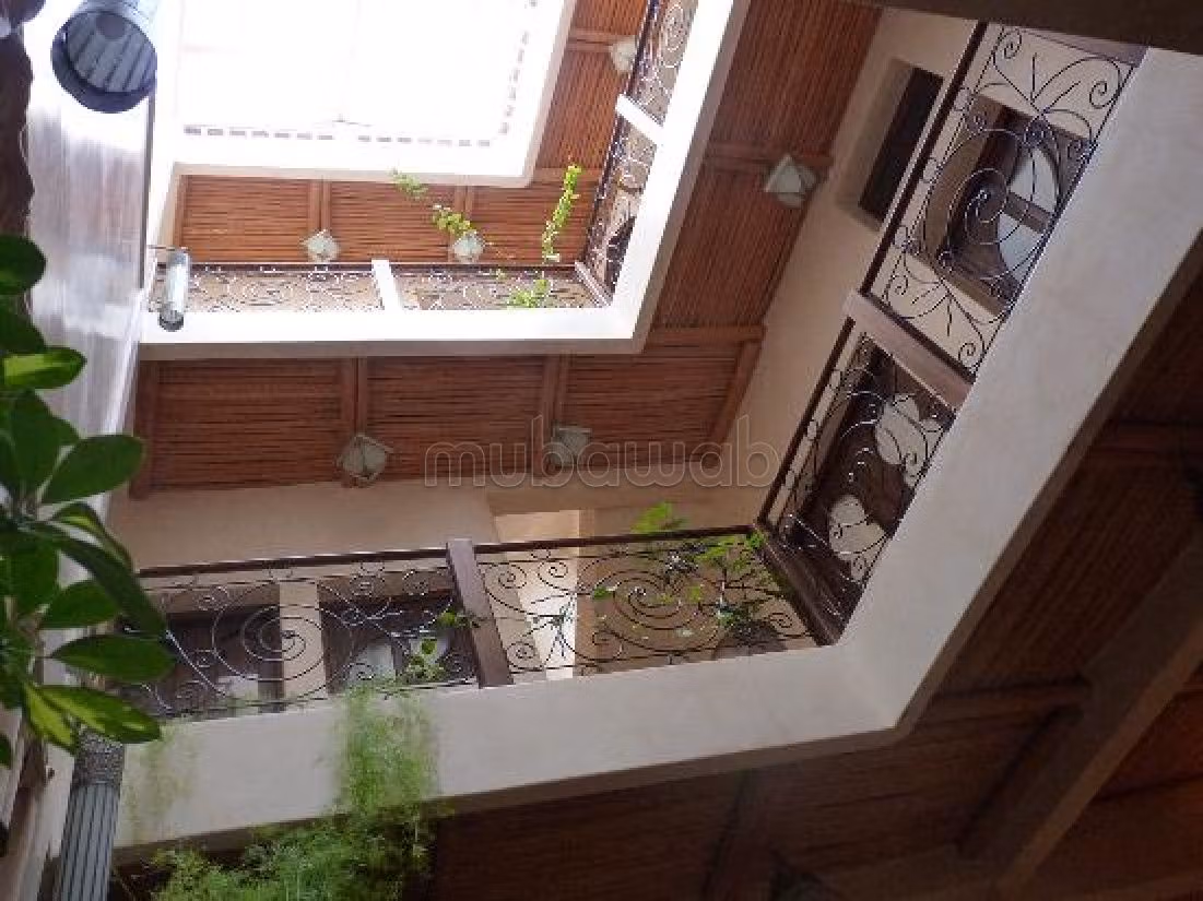 رياض جيد للبيع ب المدينة القديمة. 5 غرف ممتازة. مطبخ مجهز جيدا