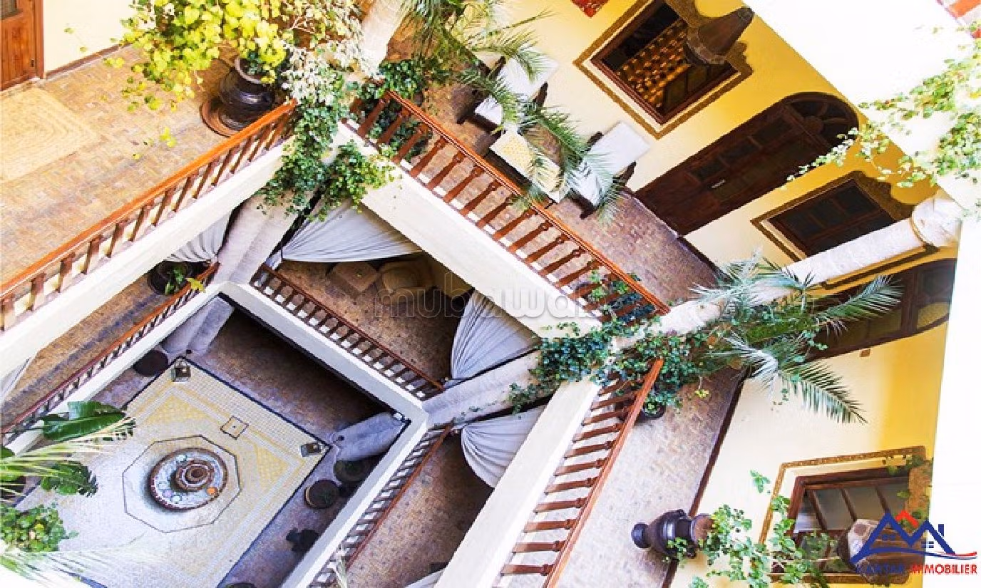 Riads beschikbaar in Place Moulay Hassan. Oppervlakte 375 m². Open haard