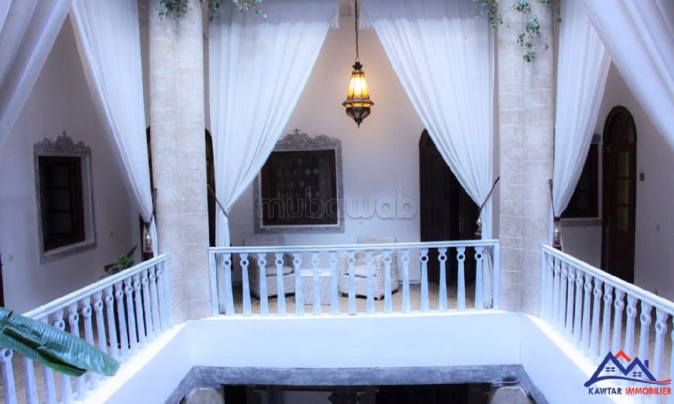 Riads beschikbaar in Place Moulay Hassan. Oppervlakte 375 m². Open haard