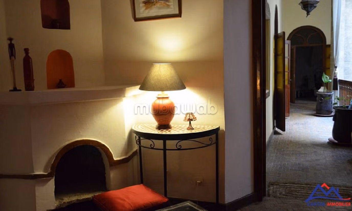 Riads beschikbaar in Place Moulay Hassan. Oppervlakte 375 m². Open haard