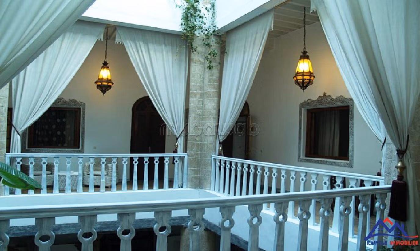 Riads beschikbaar in Place Moulay Hassan. Oppervlakte 375 m². Open haard