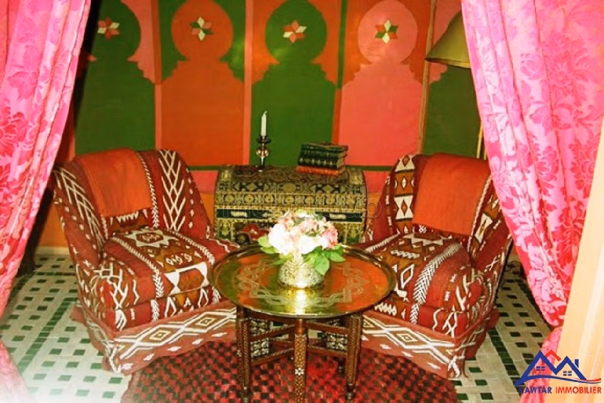 Lavish riad for sale. 7 comfortable rooms. Terrace and garden. 