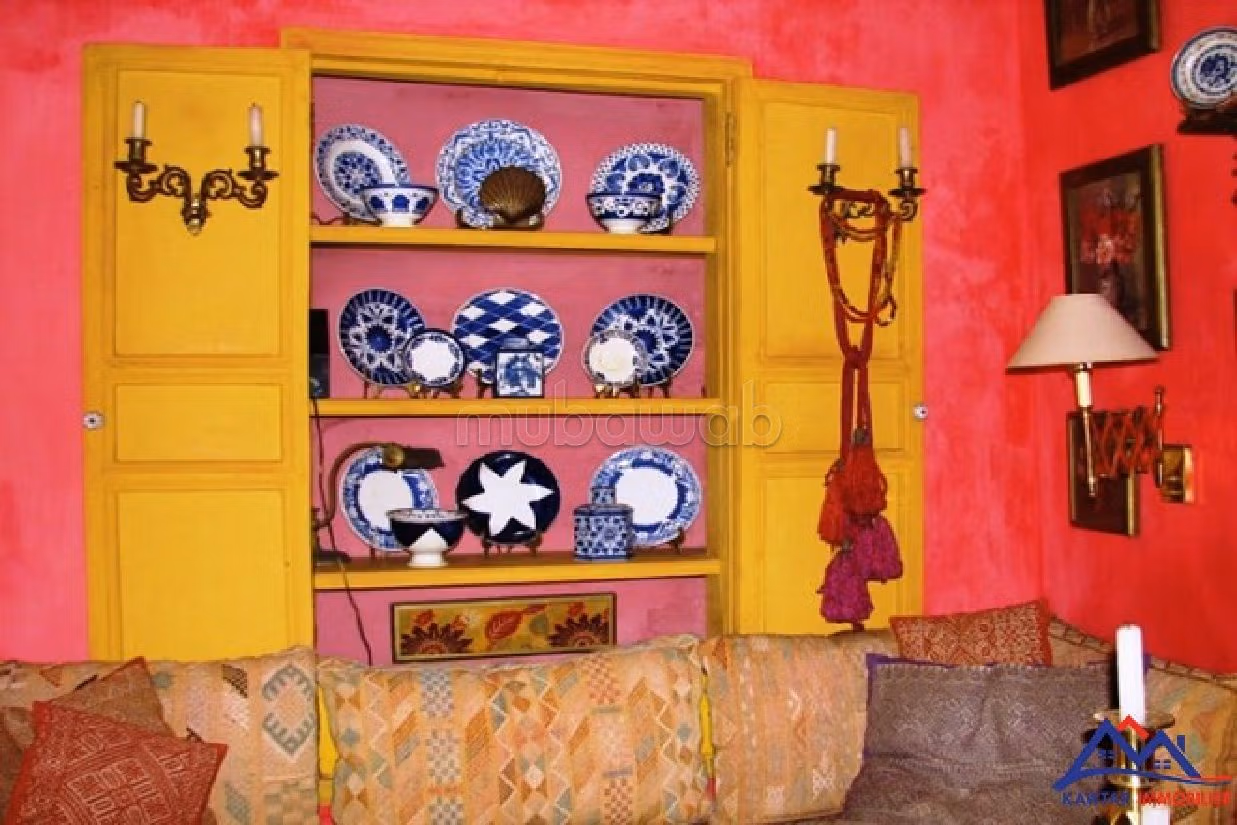 Lavish riad for sale. 7 comfortable rooms. Terrace and garden. 