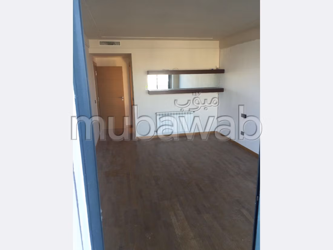 Alquila este piso. 3 Dormitorio. Aparcamiento y balcón. 