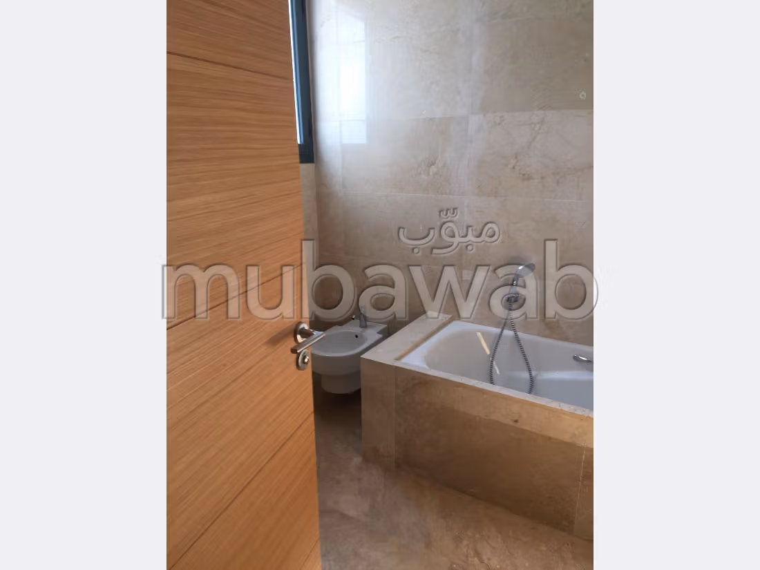 Alquila este piso. 3 Dormitorio. Aparcamiento y balcón. 