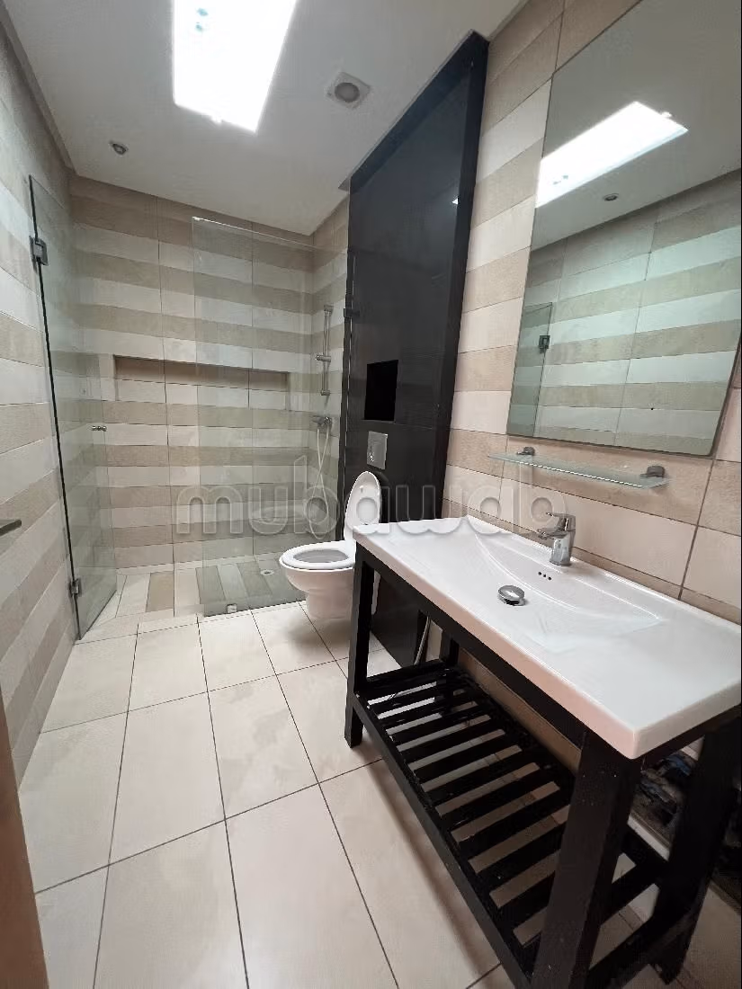 Eccezionale casa di lusso in affitto a Ain Diab. 6 locali spaziosi. Con camino e aria condizionata. 