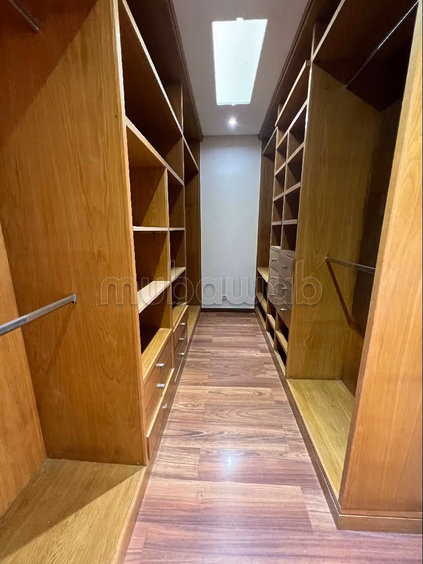 Eccezionale casa di lusso in affitto a Ain Diab. 6 locali spaziosi. Con camino e aria condizionata. 