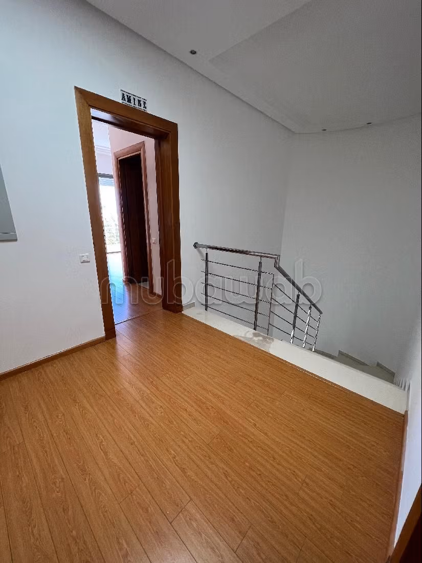 Eccezionale casa di lusso in affitto a Ain Diab. 6 locali spaziosi. Con camino e aria condizionata. 