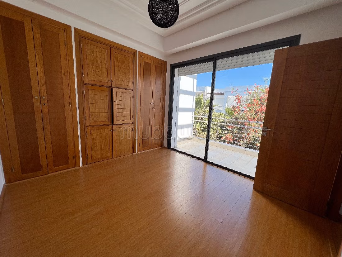 Eccezionale casa di lusso in affitto a Ain Diab. 6 locali spaziosi. Con camino e aria condizionata. 