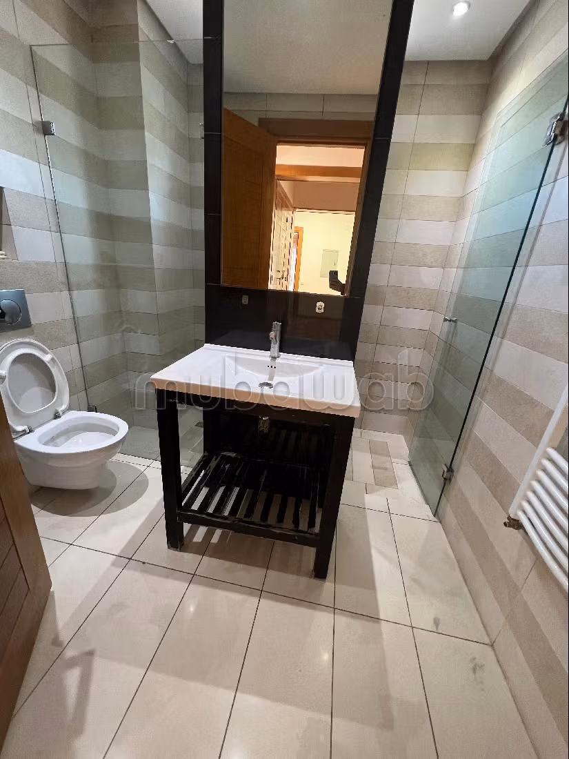 Eccezionale casa di lusso in affitto a Ain Diab. 6 locali spaziosi. Con camino e aria condizionata. 