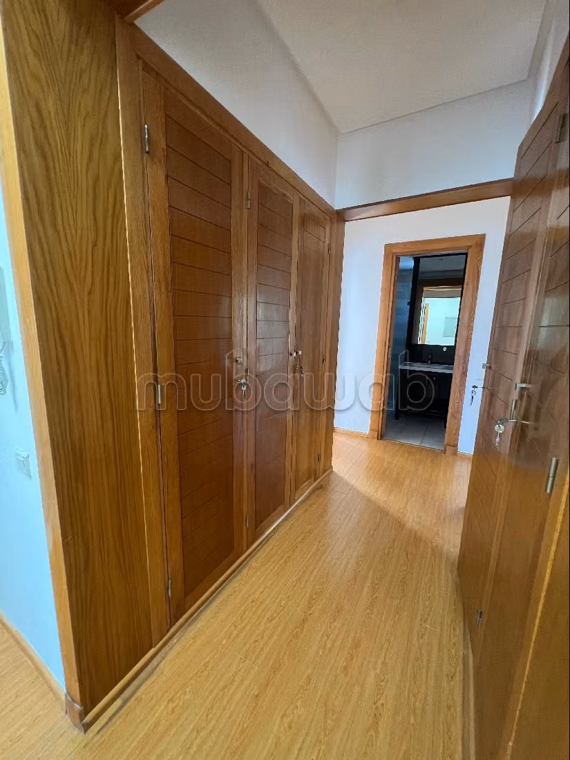 Eccezionale casa di lusso in affitto a Ain Diab. 6 locali spaziosi. Con camino e aria condizionata. 