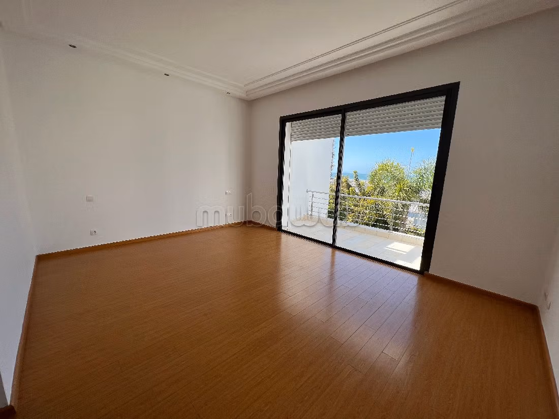 Eccezionale casa di lusso in affitto a Ain Diab. 6 locali spaziosi. Con camino e aria condizionata. 