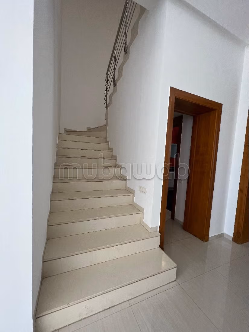 Eccezionale casa di lusso in affitto a Ain Diab. 6 locali spaziosi. Con camino e aria condizionata. 