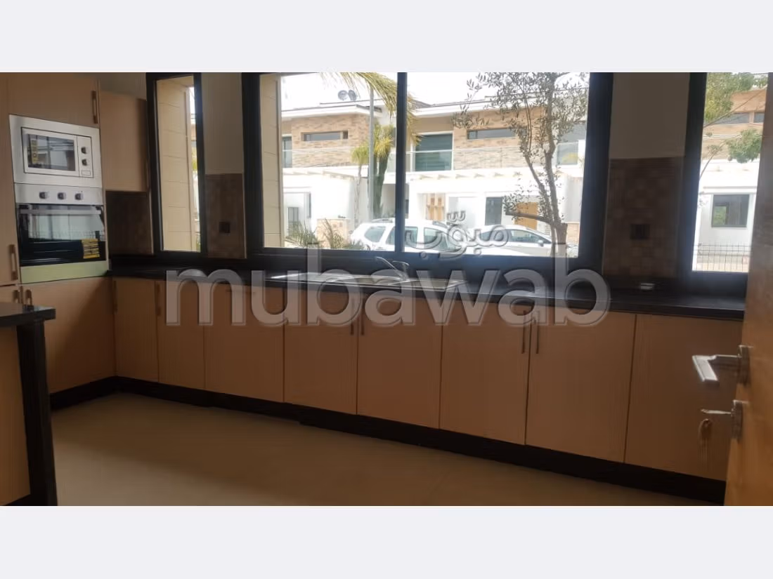 فيلا مساحتها 530م²، مطبخ مجهز، شرفة، 10 غرف، بوسكورة