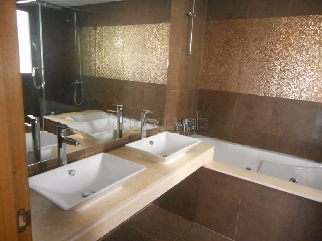 Nu huren: villa's en luxe woningen in Ain Diab. Oppervlakte 520 m². Met zwembad en airconditioning. 