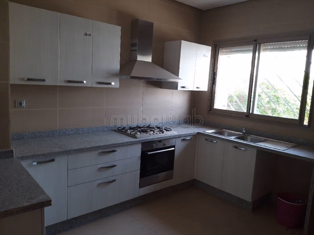 Eccezionale residenza di lusso in vendita a Bouskoura Ville. 7 locali spaziosi. Camino e piscina