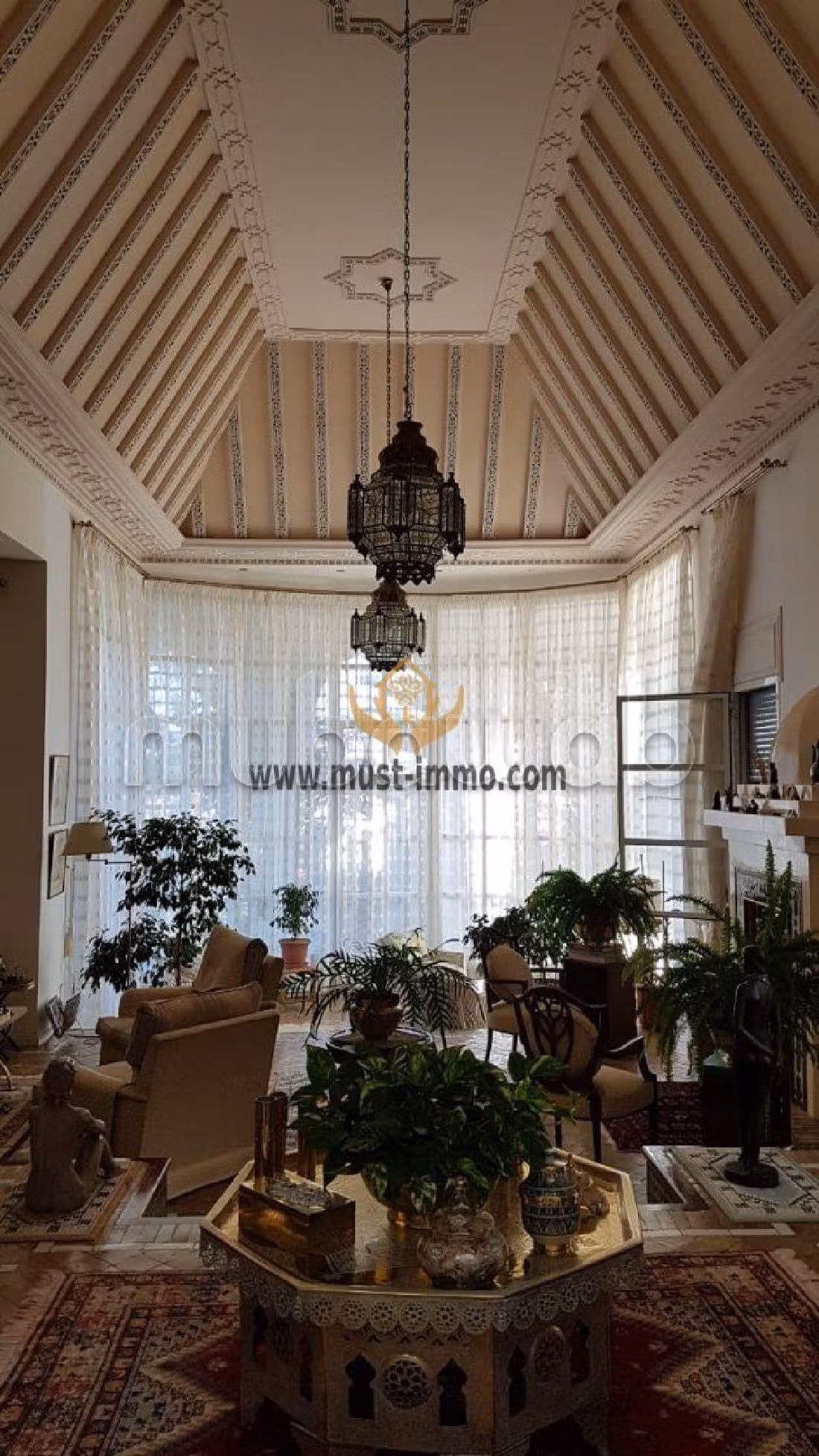 فيلا مساحتها 380م²، حديقة