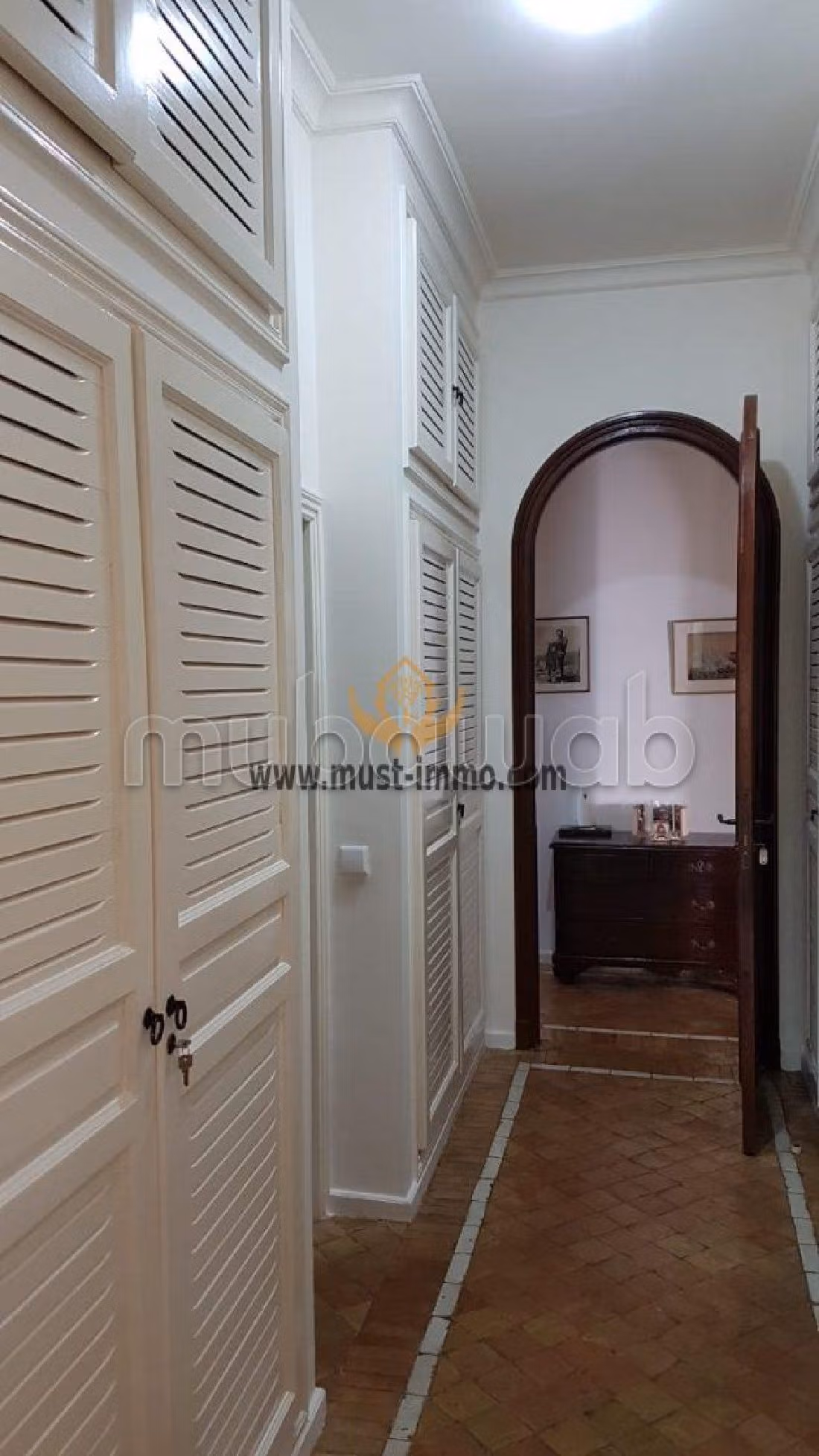 فيلا مساحتها 380م²، حديقة