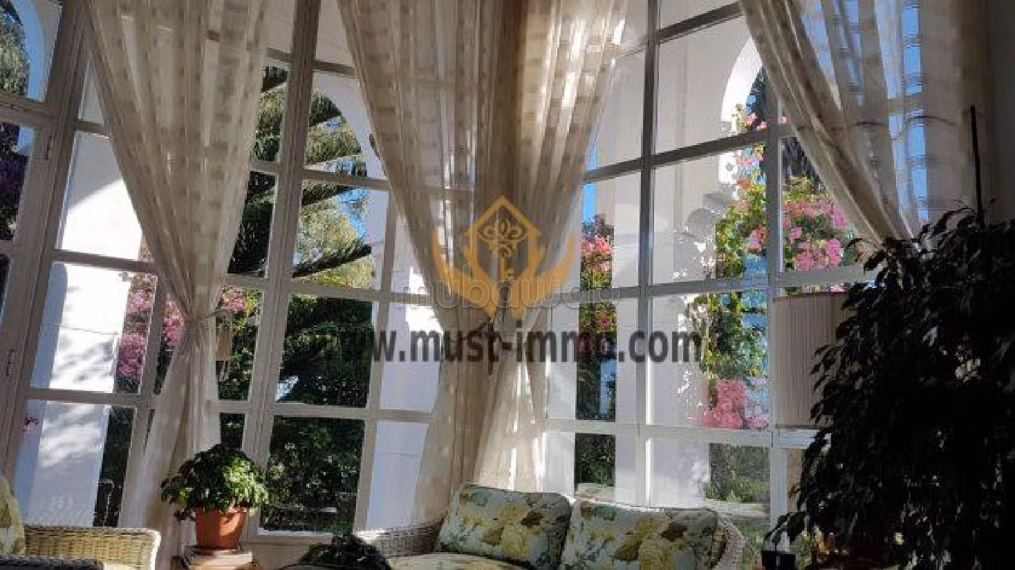 فيلا مساحتها 380م²، حديقة