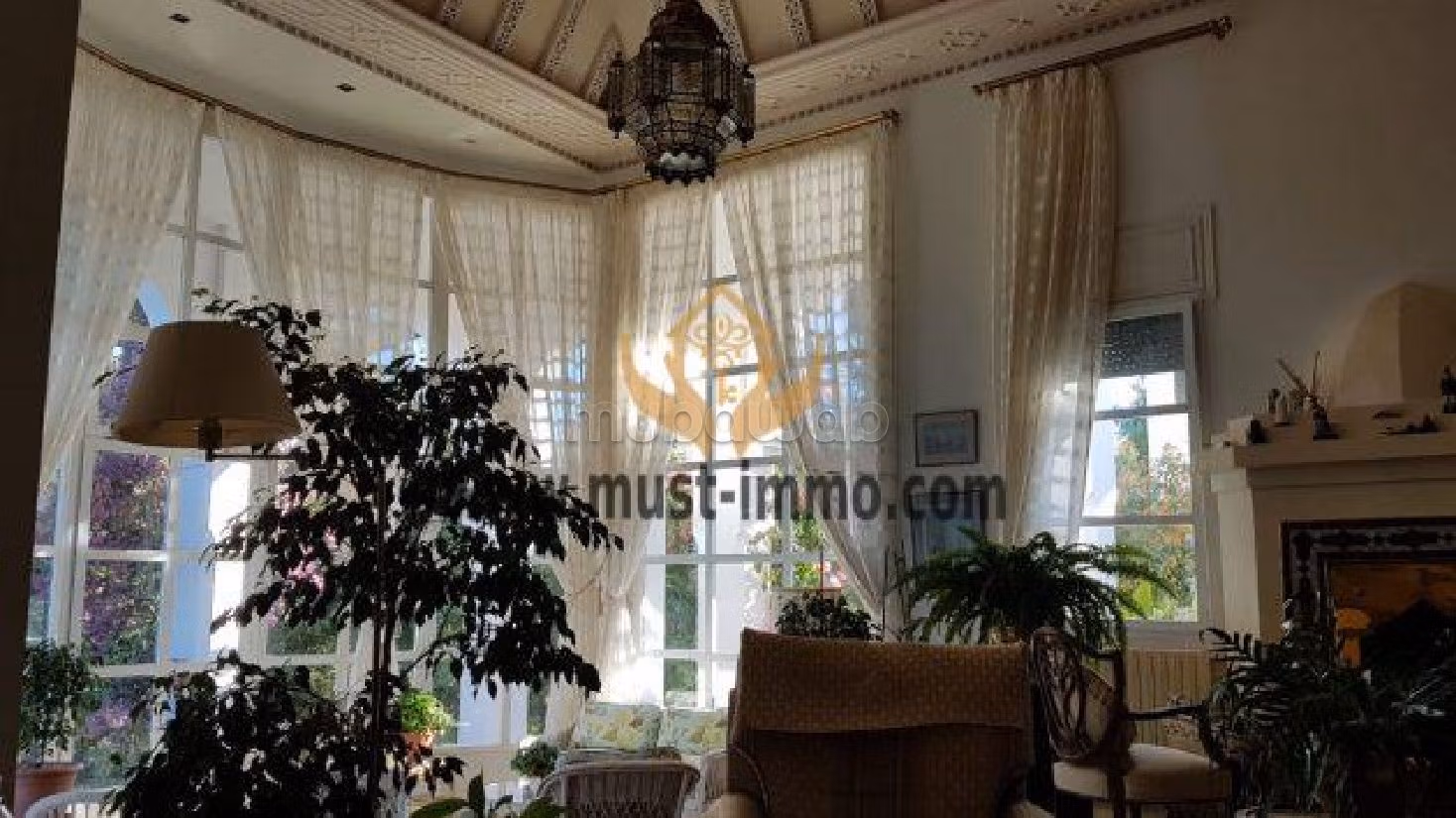 فيلا مساحتها 380م²، حديقة