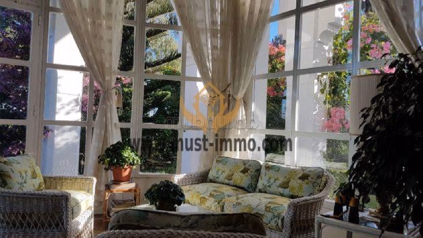 فيلا مساحتها 380م²، حديقة