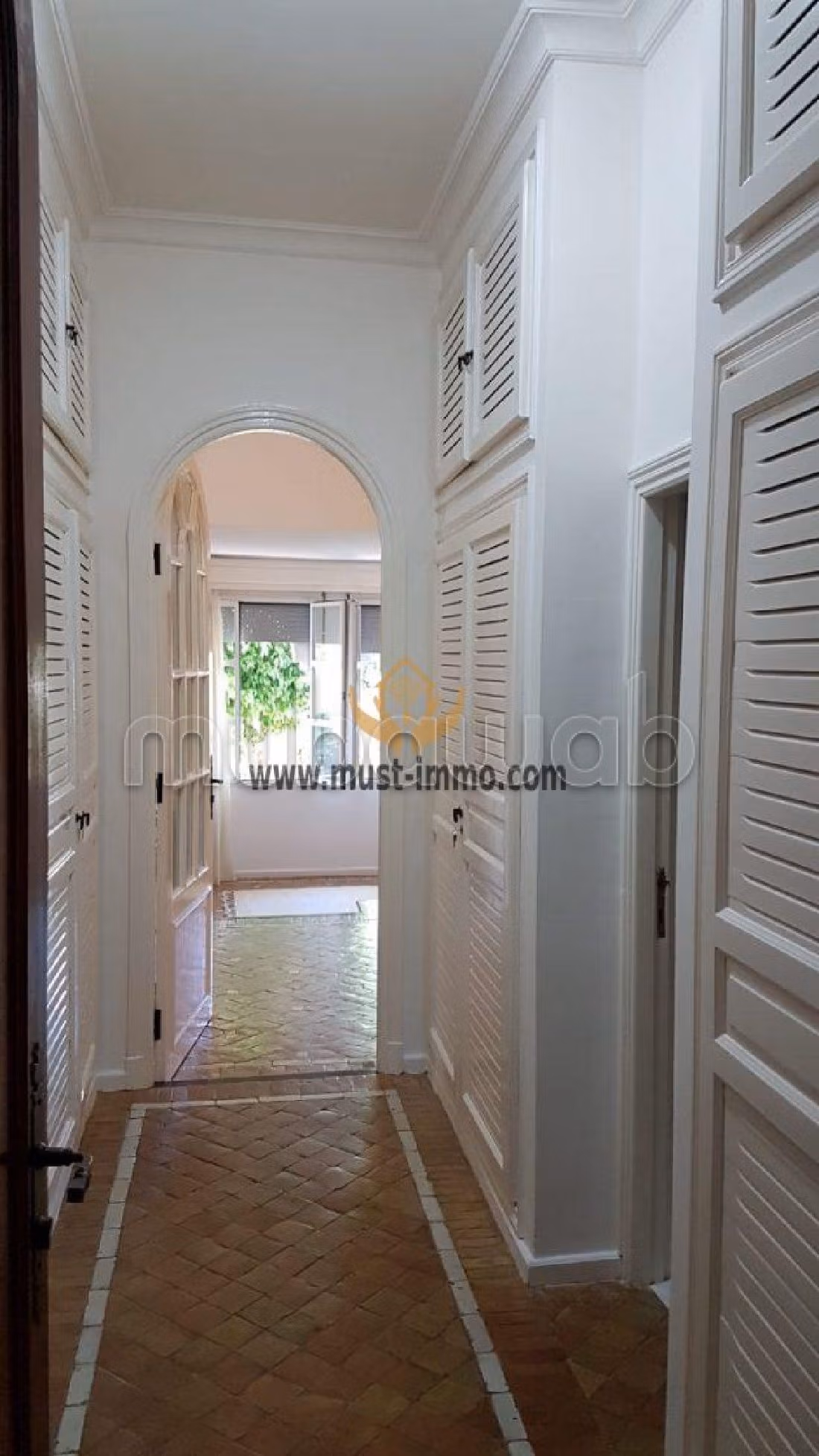 فيلا مساحتها 380م²، حديقة