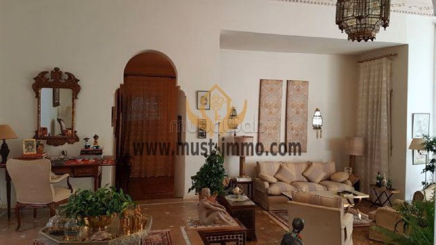 فيلا مساحتها 380م²، حديقة