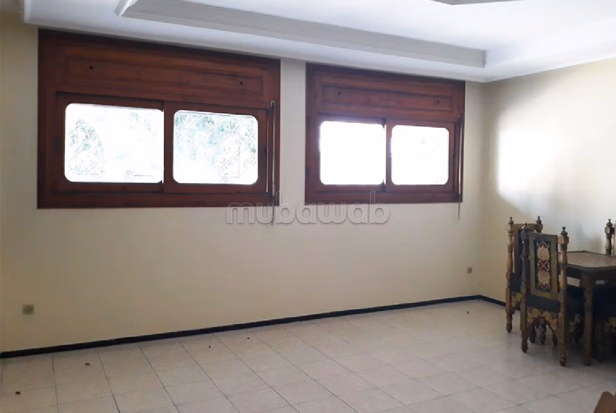 Find an apartment to buy in Centre. 6 rooms. Private garage. 
