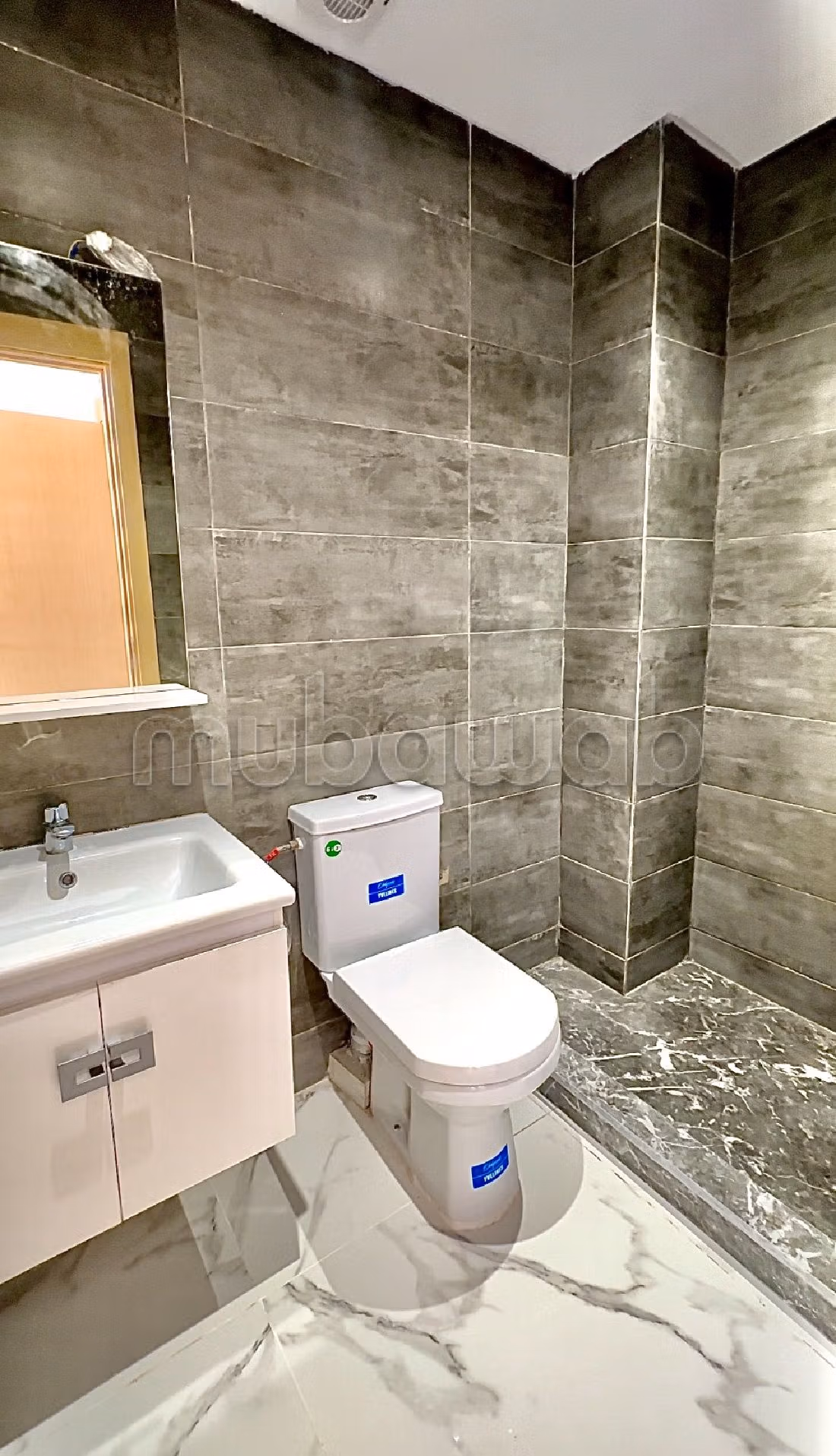 بيع شقة بسيدي رحال. المساحة الكلية 125 م². صحن هوائي والأمن والحراسة. 