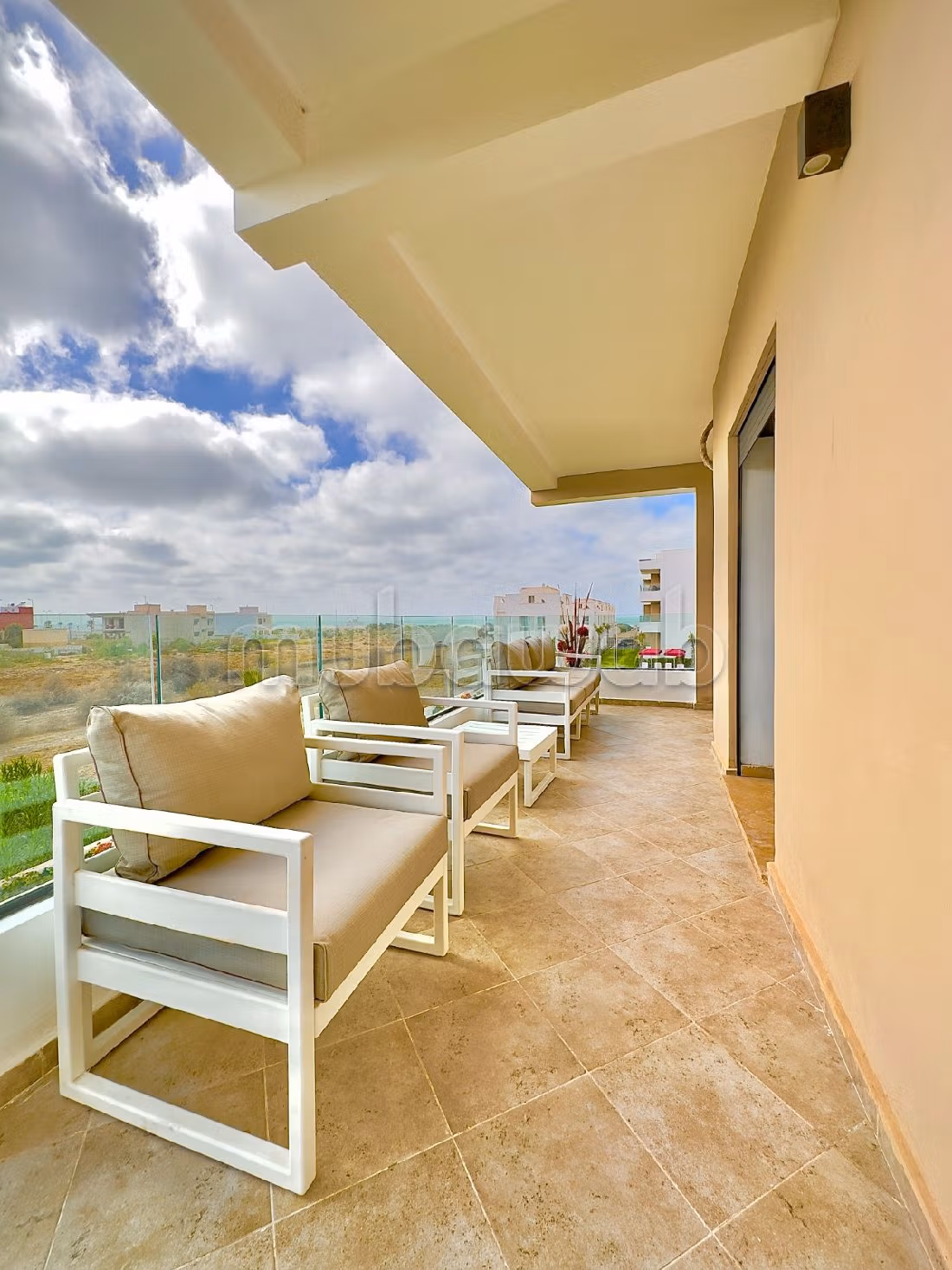 بيع شقة بسيدي رحال. المساحة الكلية 125 م². صحن هوائي والأمن والحراسة. 