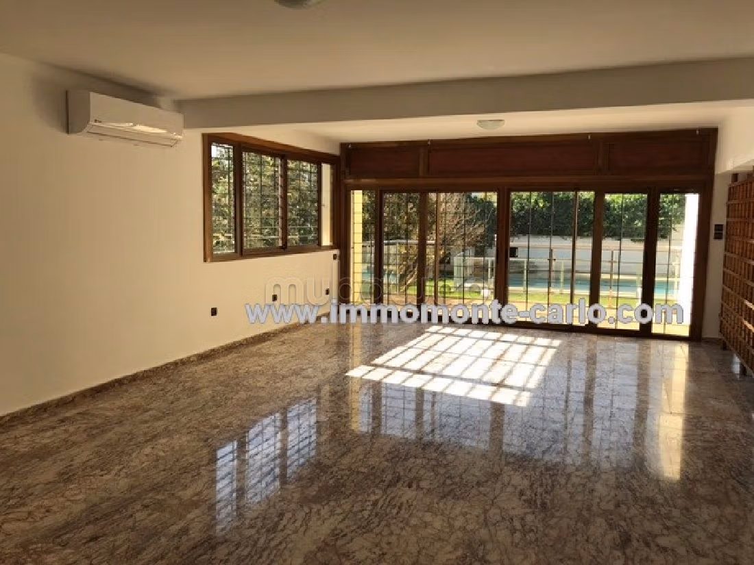 فيلا مساحتها 1600م²، مطبخ مجهز، شرفة، 5 غرف، سويسي