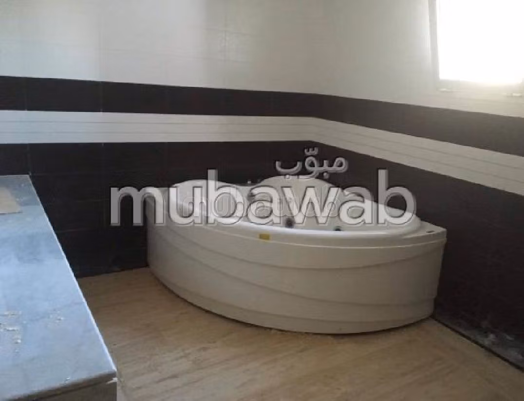 Meravigliosa villa in affitto a Souissi. 7 ampi locali. Camino e piscina. 