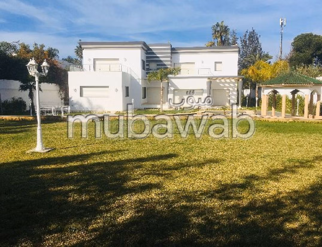 Meravigliosa villa in affitto a Souissi. 7 ampi locali. Camino e piscina. 