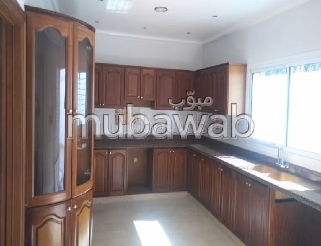 Meravigliosa villa in affitto a Souissi. 7 ampi locali. Camino e piscina. 