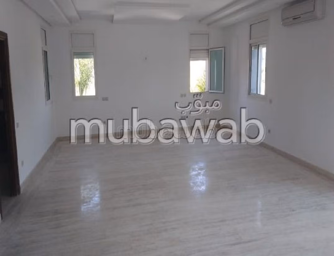 Meravigliosa villa in affitto a Souissi. 7 ampi locali. Camino e piscina. 