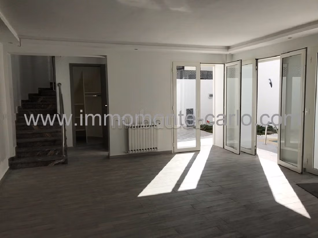 Luxury villa for rent in Hassan - Centre Ville. 5 Room. Cellar, Large terrace. 