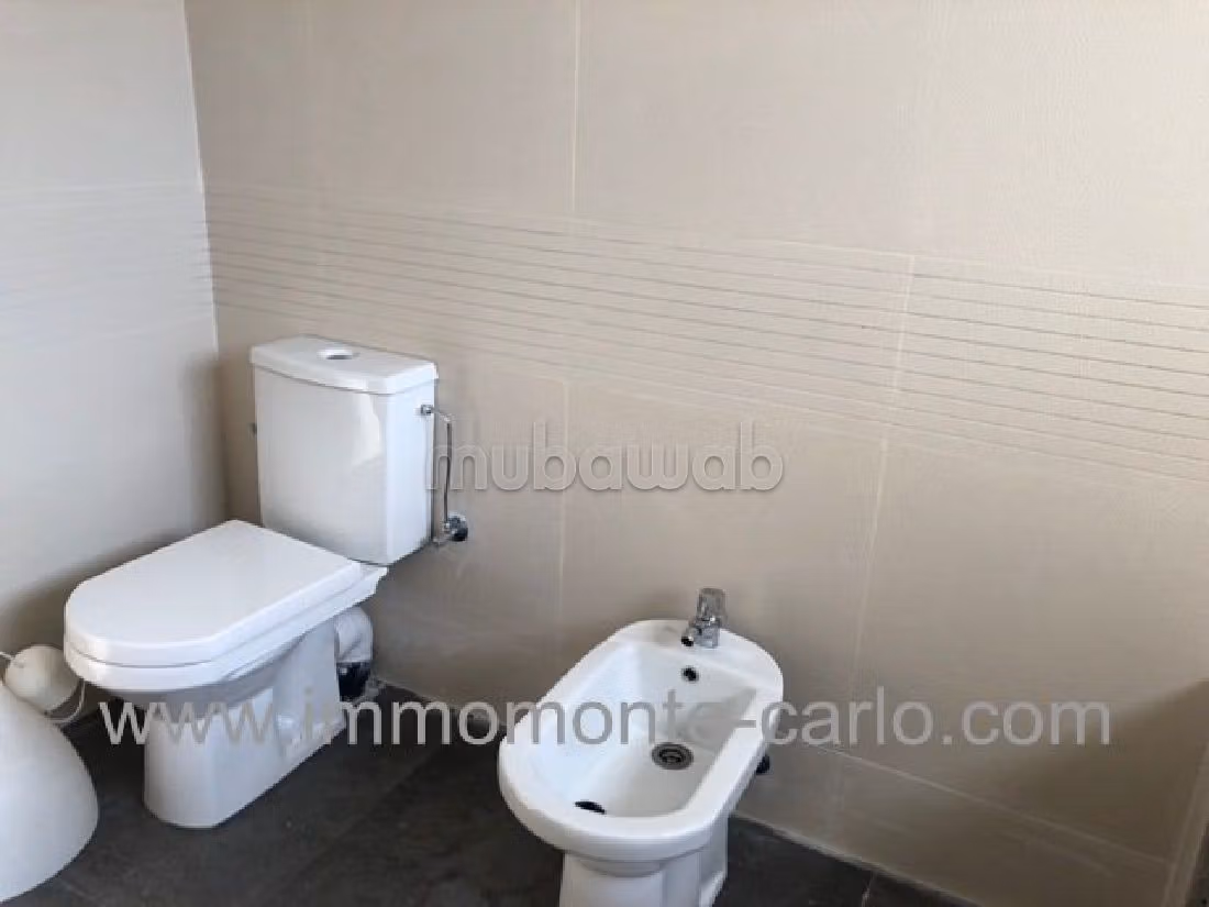 Huren: villa's en luxe woningen in Souissi. Oppervlakte 600 m². Beveiligingssysteem en satellietschotel.