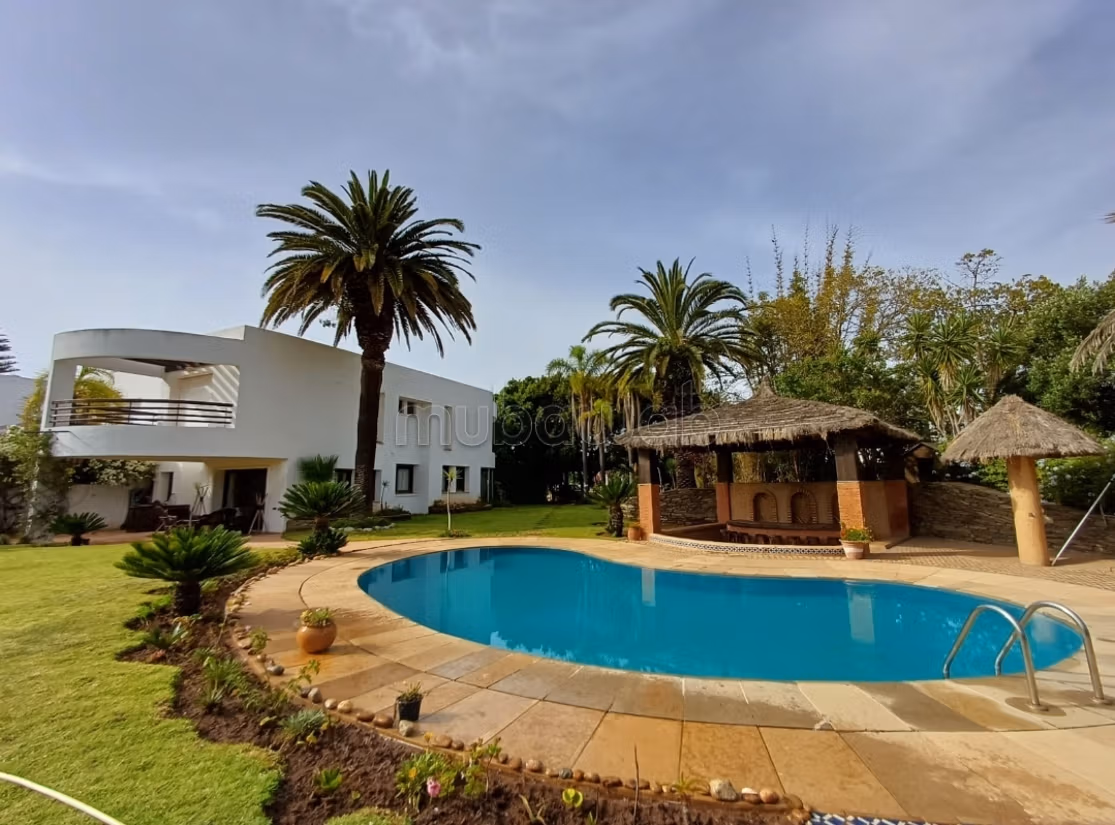 STOP AFFAIRE. Somptueuse villa avec Lac, piscine et vue sur golf