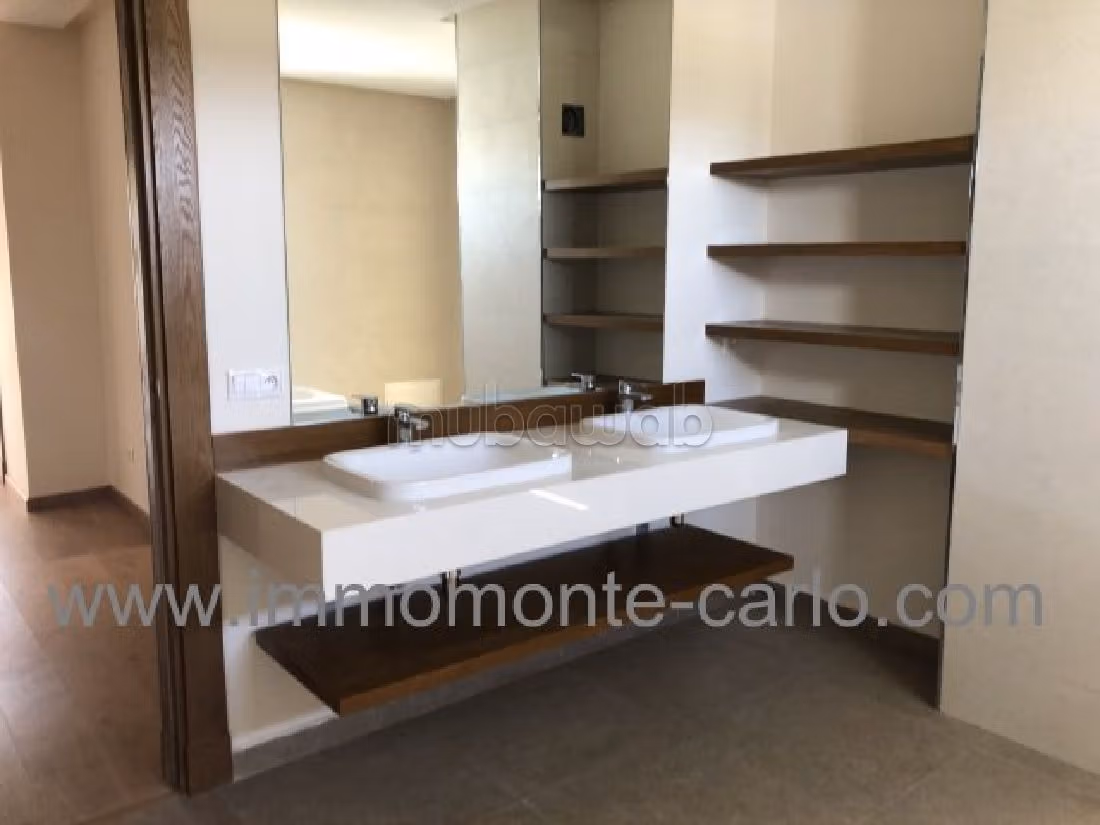 A louer Villa haut standing neuve avec piscine