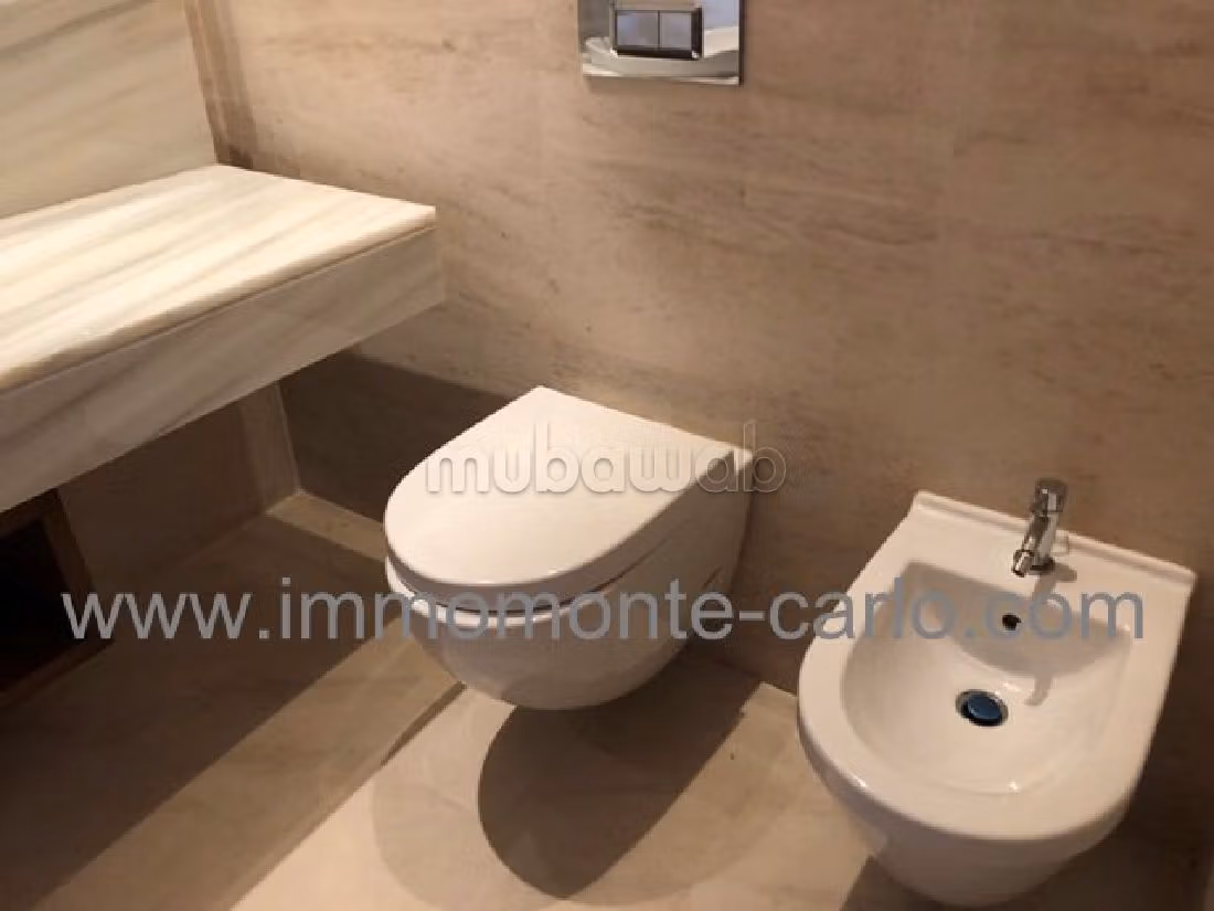 شقة مساحتها 100م²، مطبخ مجهز، شرفة، 4 غرف، سويسي